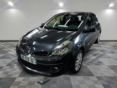 la photo d'une voiture noire garée dans un garage
