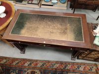 Bureau en acajou présentant trois tiroirs en bandeau. (photo 2)