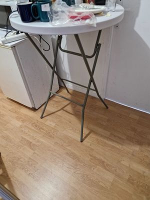 une petite table sur laquelle se trouvent beaucoup d'objets