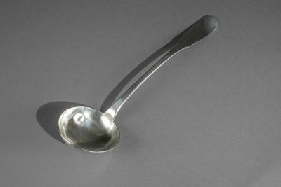 une cuillère avec son manche, posée sur une table
