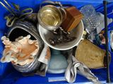 une boîte bleue remplie d'objets divers posée sur une table