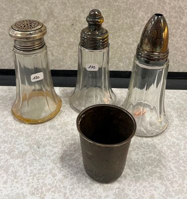 trois salières et poivrières posées sur une table