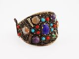 gros plan d'un bracelet sur une surface blanche