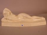 statue d'une femme allongée sur une plate-forme inclinée