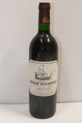 une bouteille de vin posée sur une table