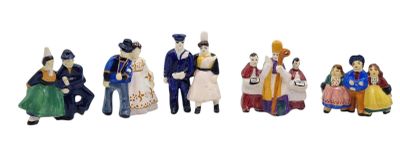 sept figurines représentant des personnes alignées