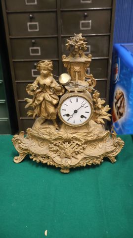Pendule romantique en régule doré. Vendu en l’état
