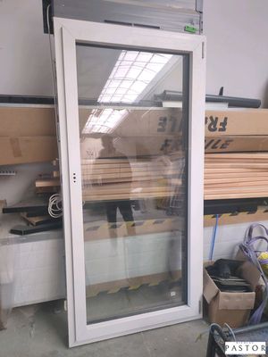 une photo d'une pièce où se trouvent de nombreux cartons et une porte