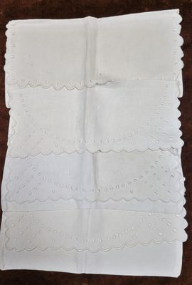 un gros plan d'un mouchoir blanc posé sur une table