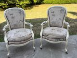 paire de chaises anciennes de style français avec coussins rembourrés