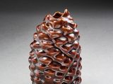 une image représentant une pomme de pin posée sur une table