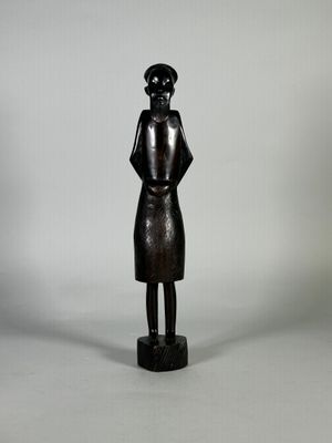 Homme barbu debout. Sculpture en bois.