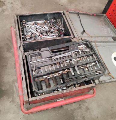 une boîte à outils contenant de nombreux outils