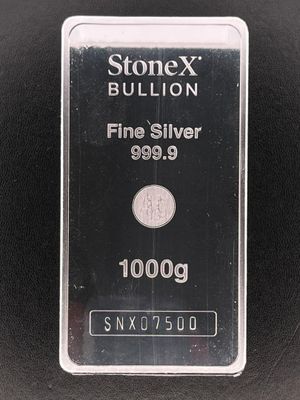 un gros plan d'un lingot d'argent posé sur une surface noire