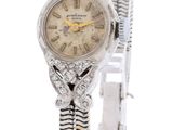 une photo d'une montre-bracelet pour femme dont le cadran est serti de diamants