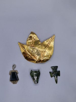 Lot de bijoux fantaisie : Broche "feuilles" en métal (l.
