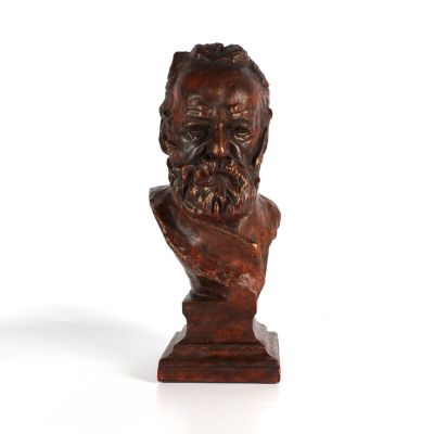 un buste ancien en bois représentant un homme barbu