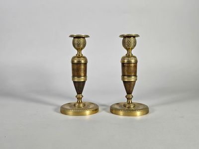 Paire de flambeaux en bronze à double patine brune et dorée …