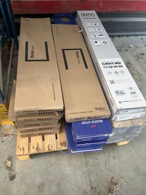 de nombreux cartons empilés sur le sol