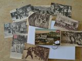 beaucoup de vieilles photos posées sur une table, accompagnées d'une étiquette