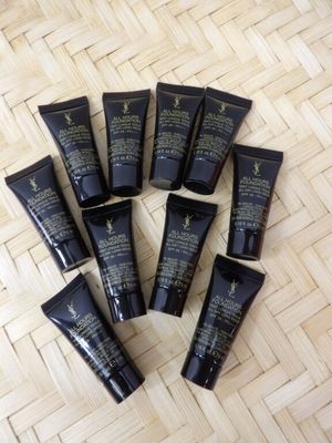 un tas de tubes noirs posés sur un plancher en bois