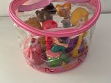 un sac en plastique rempli de petits jouets posé sur une table