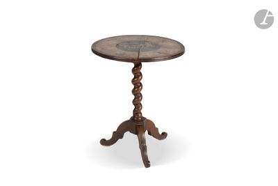 une table en bois avec un plateau rond et un piètement en bois