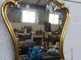 un miroir accroché au mur d'une pièce