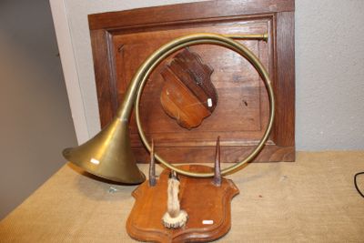 une lampe posée sur une table à côté d'une lampe
