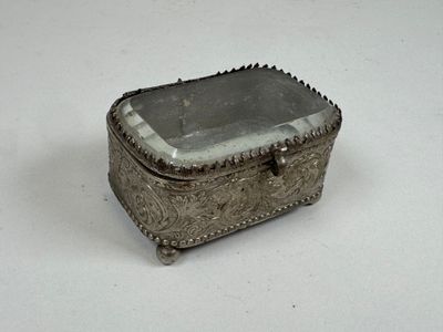 Petit coffret à bijoux en fer blanc orné d'un verre biseauté… - Photo 1
