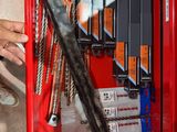 une borne d'incendie rouge qui contient tout un tas d'outils