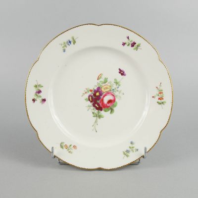 une photo d'une assiette décorée de fleurs, posée sur une table