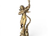 une statue en bronze représentant une femme tenant un oiseau, posée sur un socle en bois