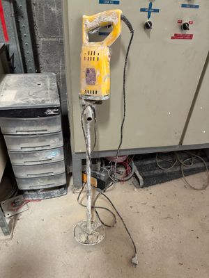 une machine qui se trouve dans une pièce avec de nombreux outils