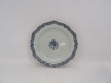 assiette bleue et blanche ornée d'un motif bleu et blanc