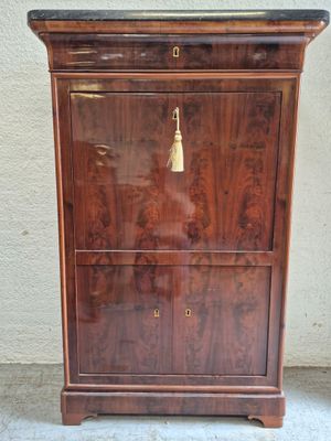 un meuble en bois surmonté d'une horloge