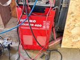 une photo d'un poste à souder rouge dans un garage