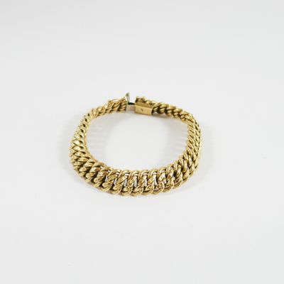 un bracelet à chaîne en or avec un fermoir sur fond blanc