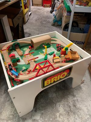 BRIO. Table basse avec train miniature en bois.