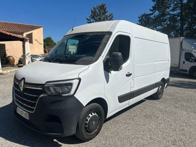 la camionnette blanche est garée sur le parking à côté d'un bâtiment