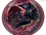 une assiette rouge ornée d'un oiseau, posée sur un support