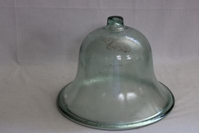 une cloche en verre posée sur une table