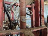 un gros plan sur un ensemble de tuyaux dans un bâtiment