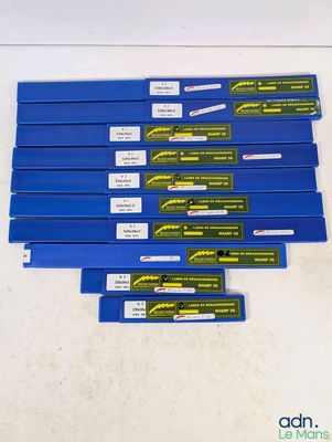 six piles bleues sont empilées les unes sur les autres sur une surface blanche