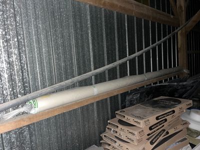 une pile de battes de baseball posée sur un tas de cartons
