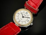 gros plan d'une montre-bracelet avec un bracelet rouge