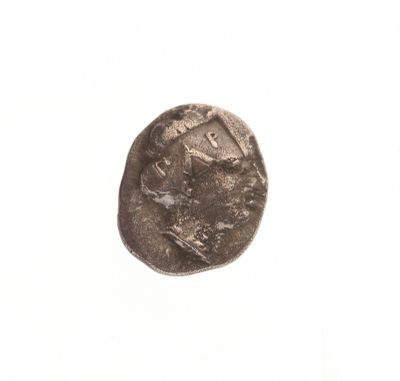 gros plan d'une pièce de monnaie sur une surface blanche avec un fond blanc