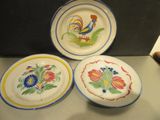trois assiettes ornées de motifs colorés, posées sur un comptoir