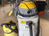 un aspirateur jaune et noir posé par terre