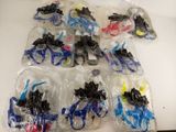 beaucoup de jouets en plastique posés sur une table